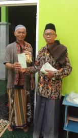 Gas Lunas PBB, Dukuh Botolor Bagikan SPPT Usai Tarawih